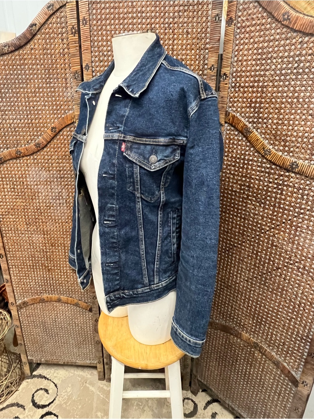 Levi Strauss men’s denim trucker jacket dark wash small